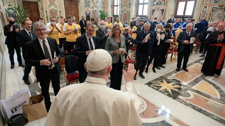 Папа Францис з учасниками матчу між командами Ватикану та Всесвітньої організації ромів, 20 листопада 2021