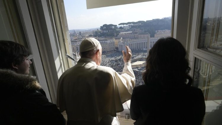 Il Papa saluta i fedeli con i due giovani di Roma che hanno recitato l'Angelus con lui 