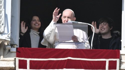 Il Papa: un cristiano vive libero da maschere e doppiezze