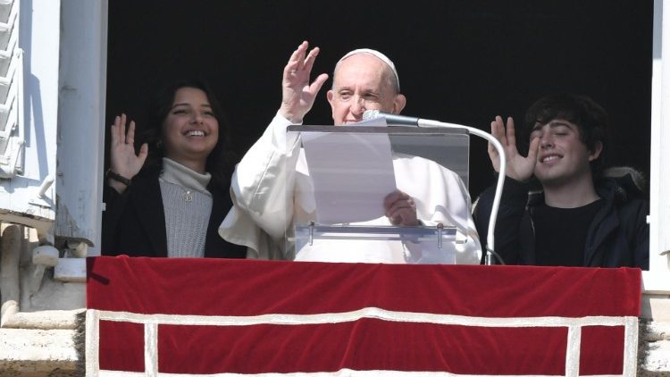 Le Pape François entouré de deux jeunes romains, lors de l'angélus du 21 novembre 2021