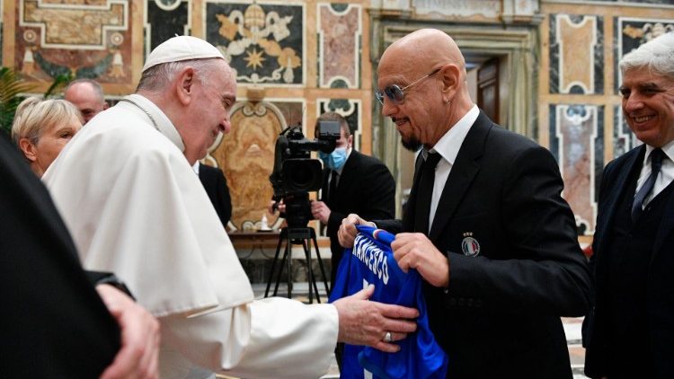 ‘이탈리아 내셔널 싱어즈’ 축구단 티셔츠를 교황에게 선물하는 가수 엔리코 루제리