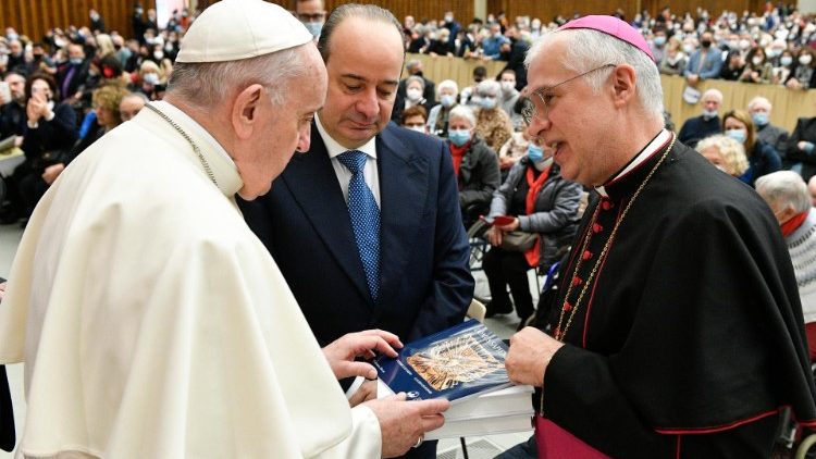 Entrega del libro al Papa por parte de Monseñor Claudio Giuliodori 
