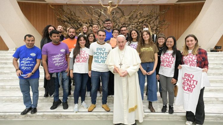 El Santo Padre con los jóvenes del grupo "Más puentes y menos muros"