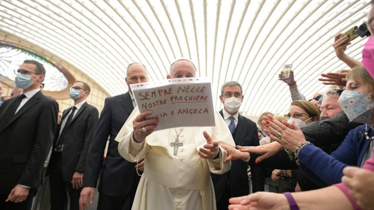 Francisco recibe carteles con mensajes de los peregrinos