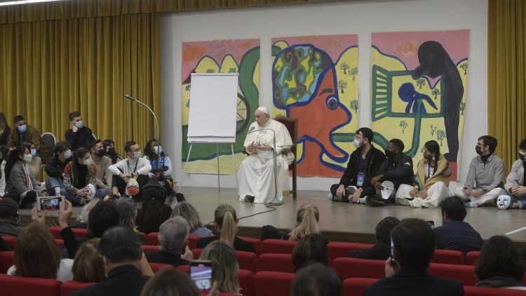 教皇フランシスコとスコラス・オクレンテスの青年たちとの集い　2021年11月25日　