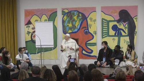 Aos jovens, Papa pede criatividade e adverte para "psicologia da indiferença"