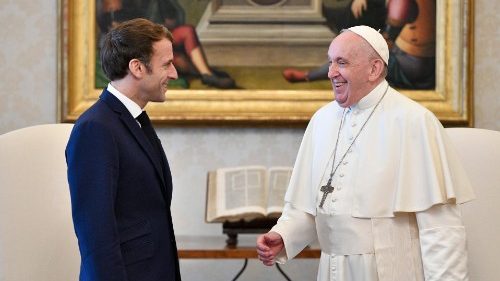 Il Papa riceve Macron, colloqui in Vaticano su clima e Medio Oriente