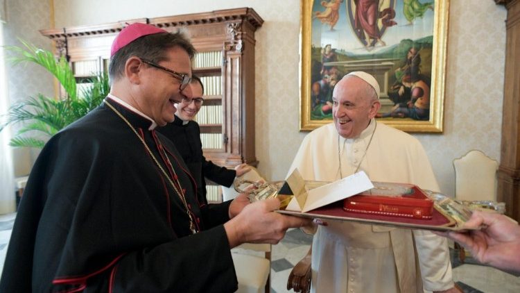 Bischof Felix Gmür (links) beim Ad-limina-Besuch mit Papst Franziskus