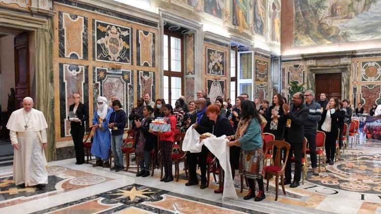 Le Pape François recevant en audience les organisateurs du festival interculturel de Giàvera (Italie), en salle Clémentine du Palais apostolique, samedi 27 novembre 2021. 