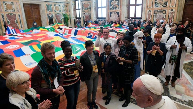 Il Papa saluta gli organizzatori del Giavera Festival