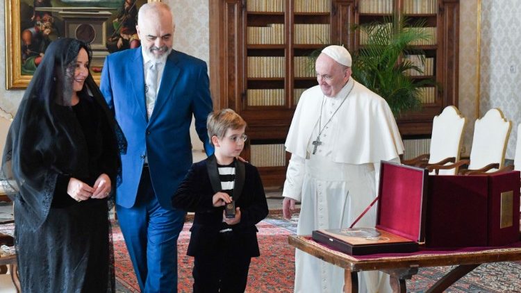 Le Premier ministre albanaise, son épouse et son enfant, dans la Bibliothèque du Palais apostolique avec le Pape François, samedi 27 novembre 2021. 