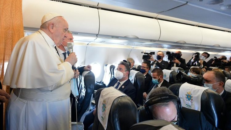 Papež s novináři během poslední apoštolské cesty (prosinec 2021)