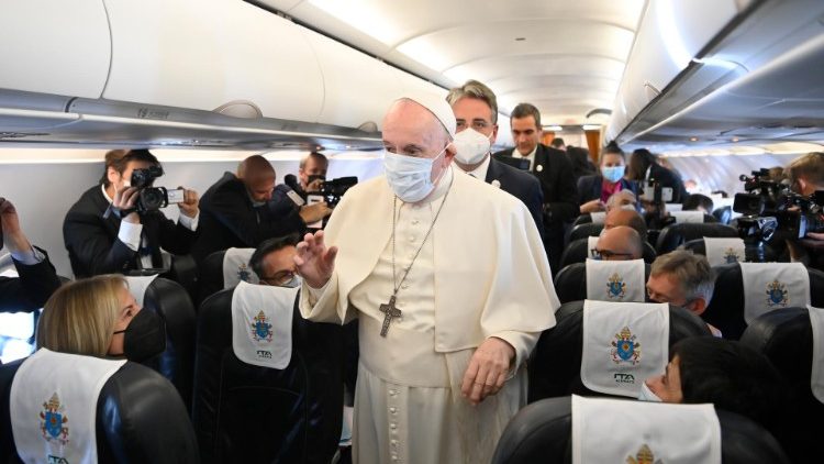 Papa Franciko akiwa kwenye ndege na waandishi wa habari