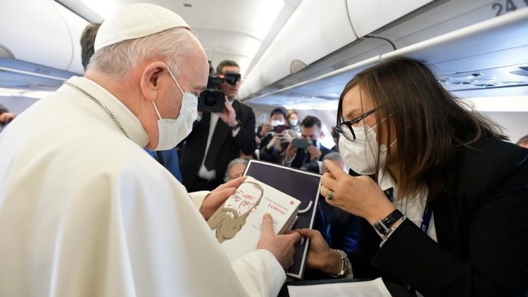 Papež Frančišek je med pozdravi novinarjev na letalu za Ciper in Grčijo prisluhnil tudi njihovim zgodbam.