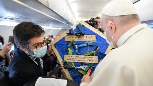 Papežev pozdrav novinarjev na letalu za Ciper
