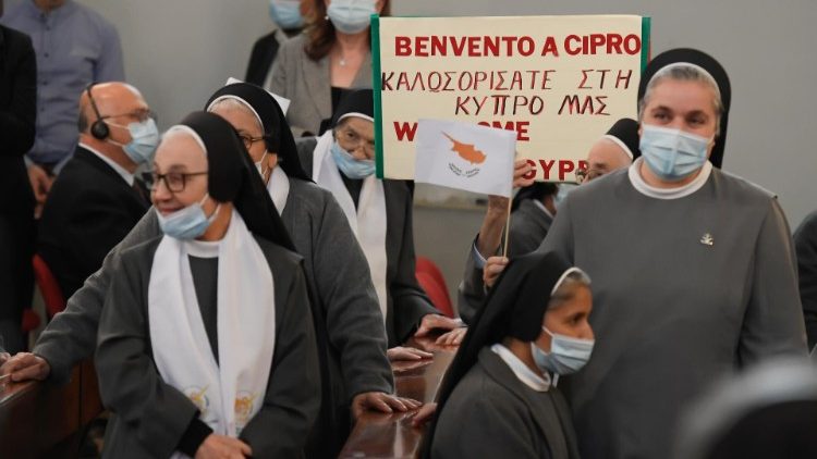Archivbild: Ordensfrauen begrüßen den Papst im Dezember 2021 auf Zypern