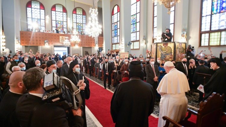 البابا فرنسيس يبدأ زيارته الرسوليّة إلى قبرص ويلتقي بالكهنة والمكرّسين وأساتذة التعليم المسيحي
