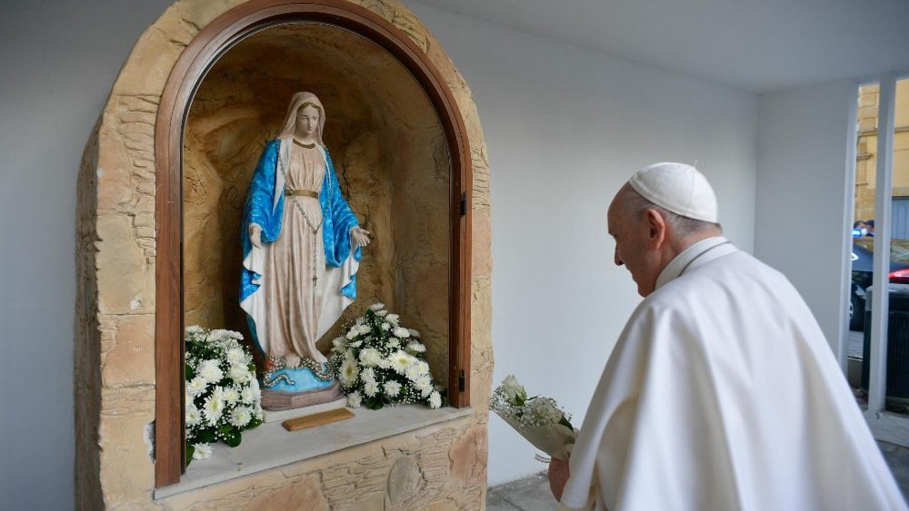 Papa reza diante da imagem de Nossa Senhora das Gra?as, na Catedral maronita em Nicsia