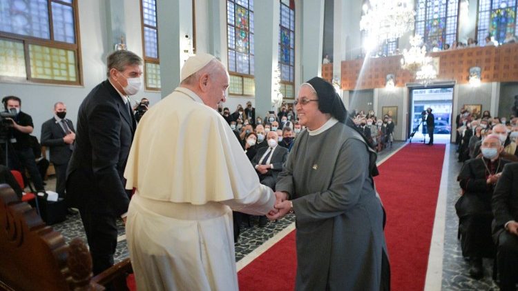 Hier die franziskanische Ordensfrau Antonia Piripitsi, die bei der Begegnung ebenfalls ein Zeugnis vorgelesen hat