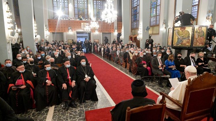 Ferenc pápa a nicosiai maronita székesegyházban