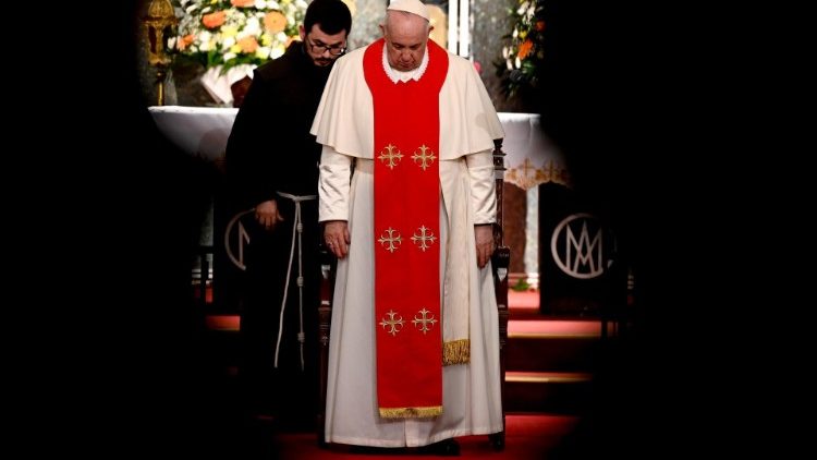 Il Papa al termine dell'incontro nella Cattedrale maronita