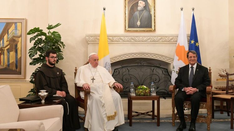 Papež Frančišek med srečanjem s ciprskim predsednikom v Nikoziji