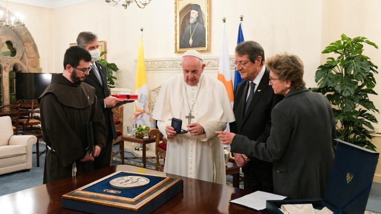 키프로스 대통령과 만나고 있는 교황