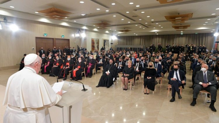 키프로스 정부 관계자들에게 연설하고 있는 프란치스코 교황