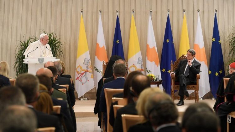 Papa Francisc, la întâlnirea cu autoritățile R. Cipru joi, 2 decembrie 2021, la Nicosia.