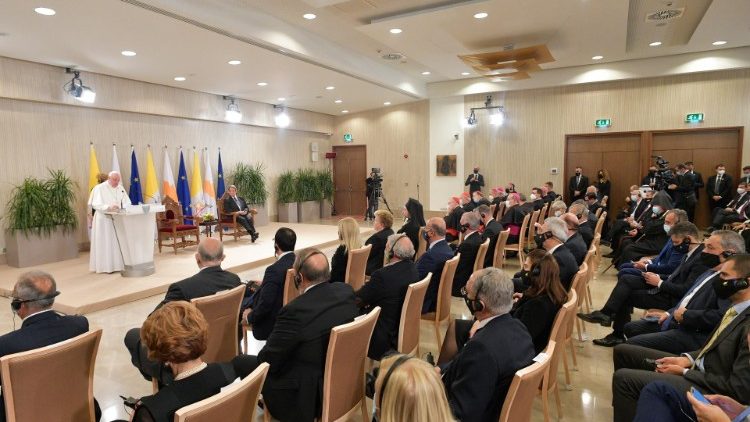 O Papa com o presidente de Chipre e demais autoridades no Palácio Presidencial