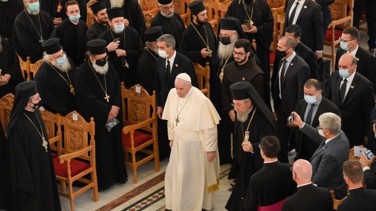 Il Papa e l'arcivescovo ortodosso di Cipro entrano nella Cattedrale
