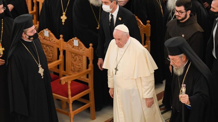L'ingresso del Papa e dell'arcivescovo Chrysostomos all' incontro con il Santo Sinodo nella cattedrale Ortodossa