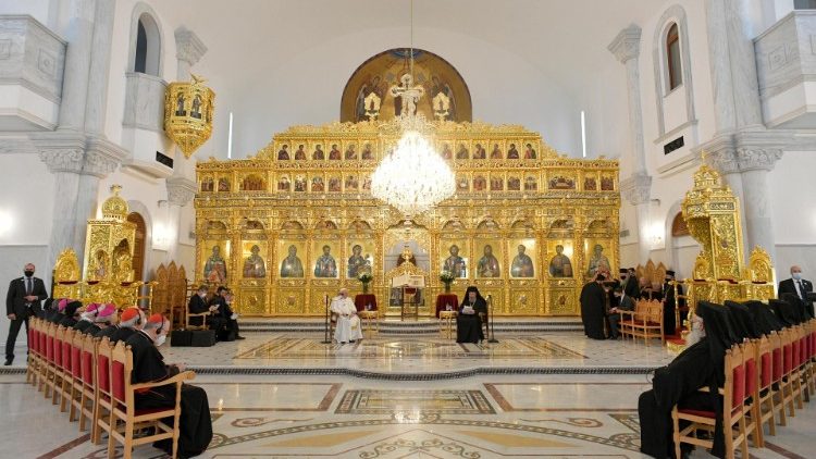 Un altra immagine della cattedrale ortodossa e del discorso dell'arcivescovo Crysostomos