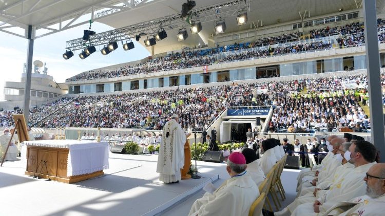 教宗在塞浦路斯尼科西亚体育场主持弥撒圣祭