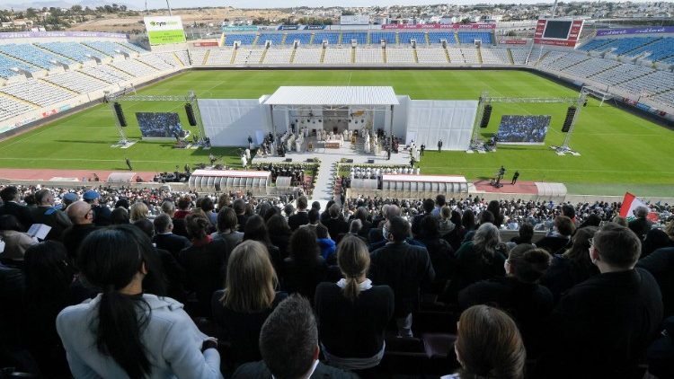 I fedeli al GSP Stadium di Nicosia per la Santa Messa celebrata da Papa Francesco