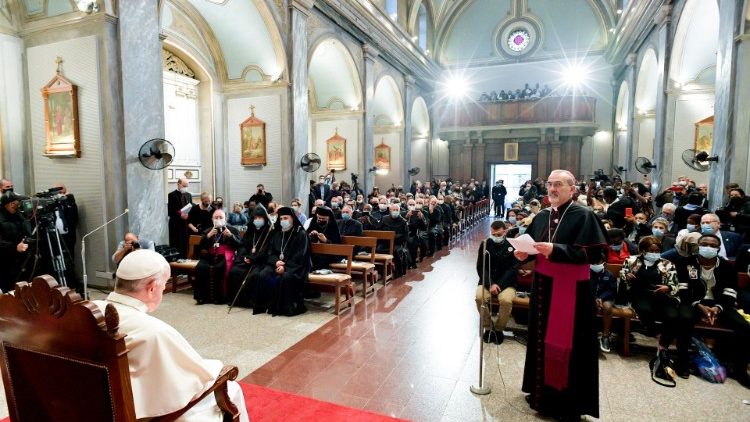 Der Papst und die Migranten in Nikosia beim gemeinsamen Gebet