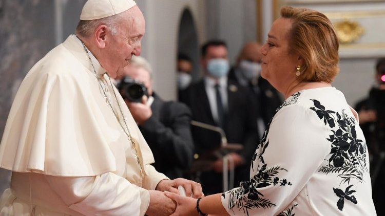 Papež s představitelkou kyperské Charity