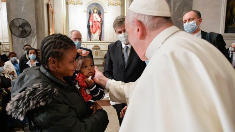 Papa Francisco saluda a una de las migrantes presentes en el Encuentro ecuménico en Nicosia