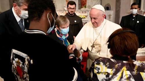 Papst betet mit Migranten: Den Kleinen offenbart Gott sein Reich