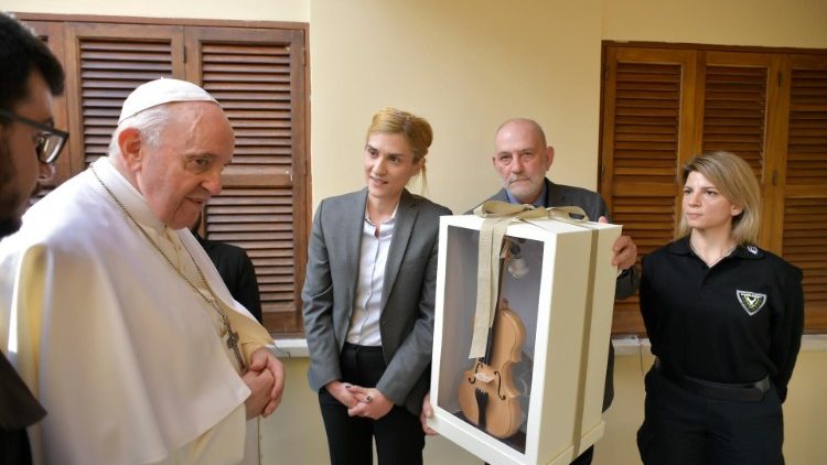 Papa recebe presente dos detentos