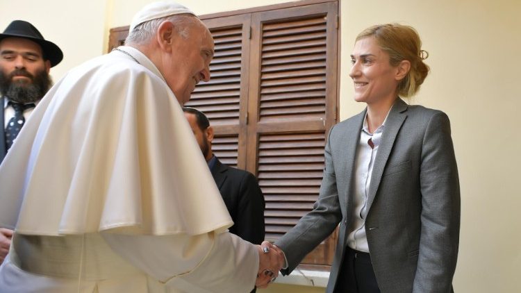 Papa Francisco com a diretora Anna Aristotelous
