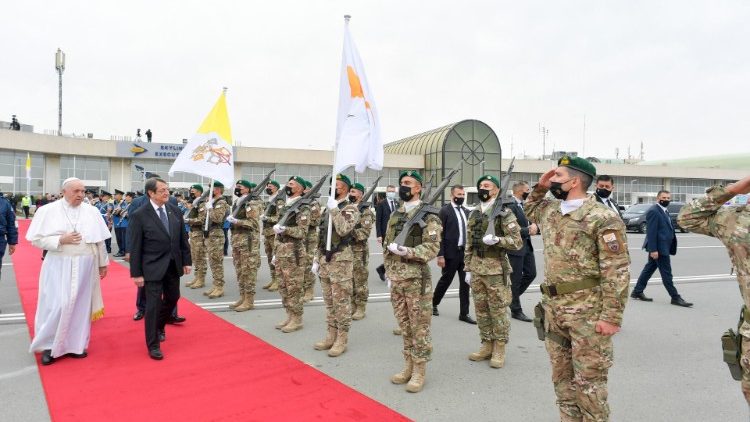 ĐTC và Tổng thống Sýp duyệt qua đoàn quân danh dự