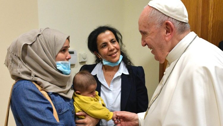 教宗在聖座使館接見移民家庭