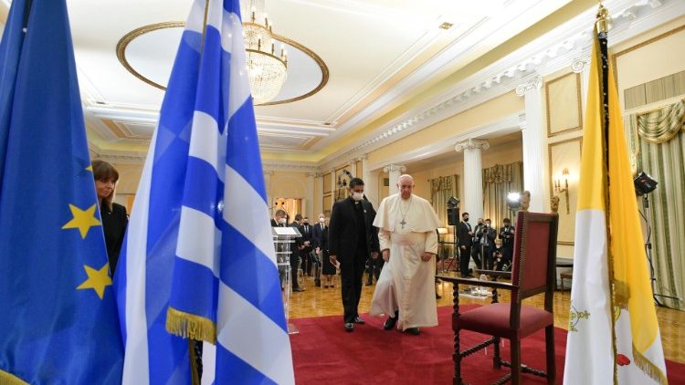 Papa Francisko katika hotuba yake kwa viongozi wa serikali, vyama vya kiraia na wanadiplomasia amegusia kuhusu mchango wa Ugiriki katika mchakato wa uinjilishaji, utamaduni na maendeleo ya watu.
