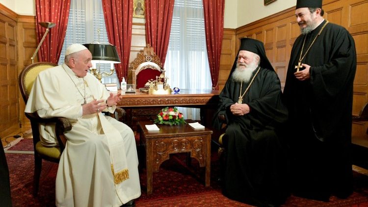 Un momento dell'incontro tra il Papa e il primate della Chiesa ortodossa greca