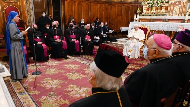 Svědectví řeholnice při s etkání s papežem v katolické katedrále v Aténách
