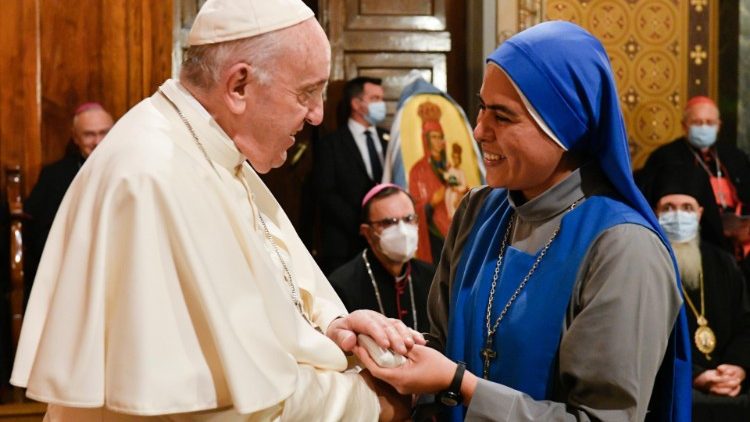 El Papa saluda a una religiosa argentina, del Instituto del Verbo Encarnado, misionera en Grecia