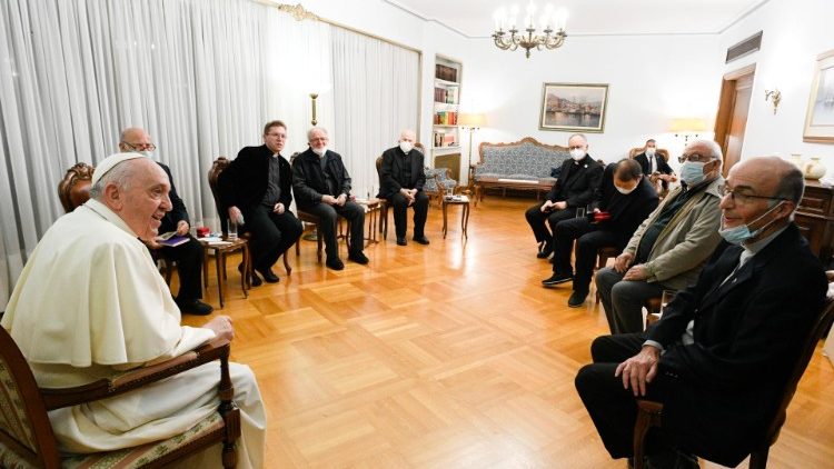 Franziskus beim Treffen mit Jesuiten Anfang Dezember in Athen