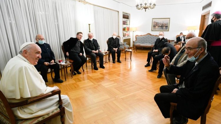 2021.12.04 El Papa durante su encuentro con miembros de la Compañía de Jesús en Atenas