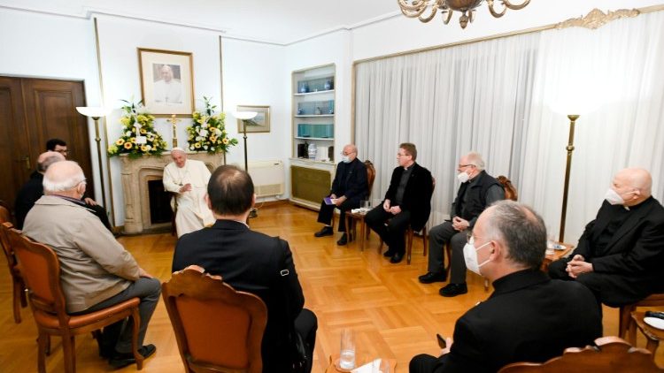 교황과 그리스 아테네 예수회 공동체 회원들의 만남